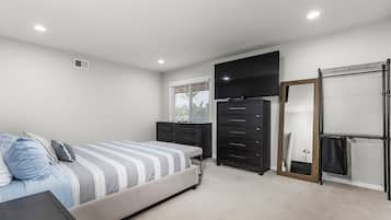4 bedrooms, iron/ironing board, internet, bed sheets