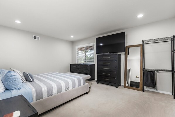 4 bedrooms, iron/ironing board, internet, bed sheets - Relax & Play: Pool, Golf Simulator, Gym and Powerful AC (San Diego)