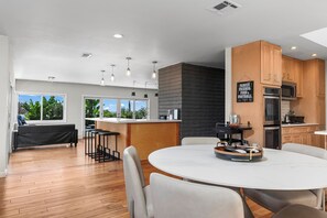 Dining - Relax & Play: Pool, Golf Simulator, Gym and Powerful AC (San Diego)