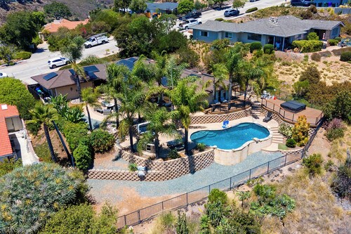 Relax & Play: Pool, Golf Simulator, Gym and Powerful AC