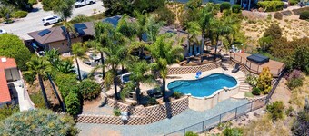 Relax & Play: Pool, Golf Simulator, Gym and Powerful AC