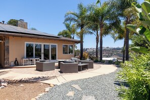 Terrace/patio - Relax & Play: Pool, Golf Simulator, Gym and Powerful AC (San Diego)