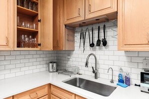 Microwave, oven, stovetop, dishwasher - Relax & Play: Pool, Golf Simulator, Gym and Powerful AC (San Diego)