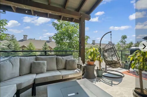 Large 3 level luxury townhome at the lakes