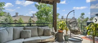 Large 3 level luxury townhome at the lakes