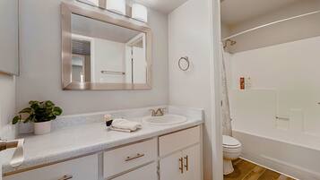 Een haardroger, handdoeken, zeep, toiletpapier