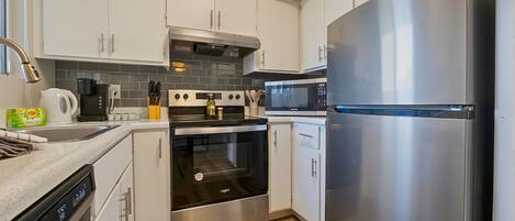 ثلاجة، ميكروويف، فرن، موقد طهي مسطح