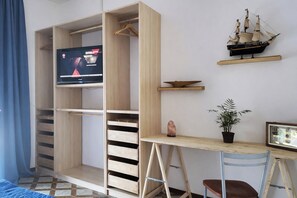 3 quartos, escrivaninha, ferros/tábuas de passar roupa, berço de viagem