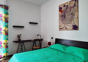 3 sovrum, skrivbord, strykjärn/strykbräda och resesäng