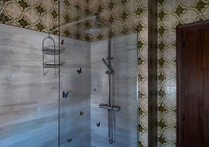 Dusche, Haartrockner, Bidet, Handtücher