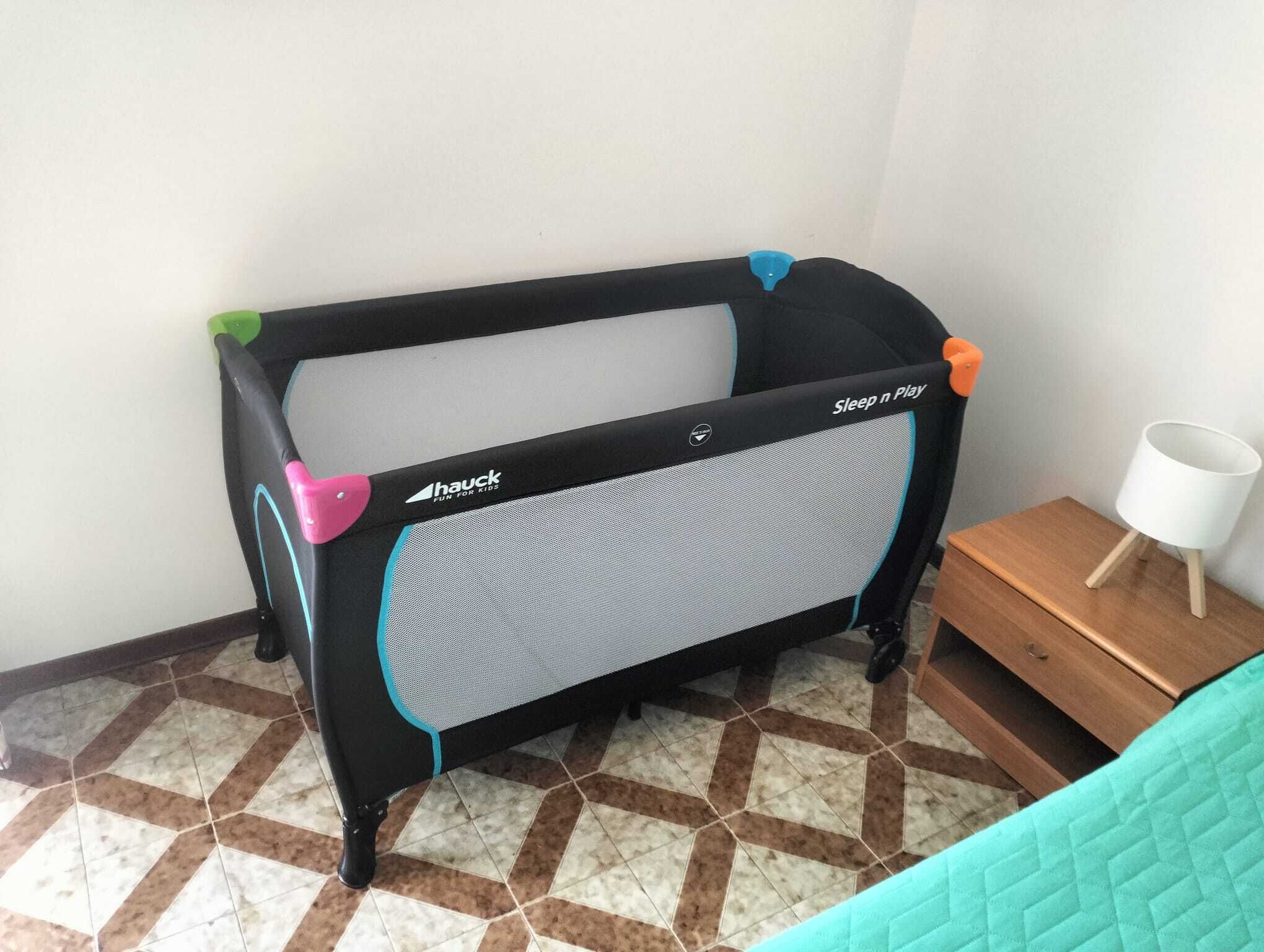 3 camere, una scrivania, ferro/asse da stiro, culla da viaggio