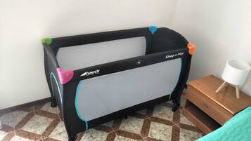 3 camere, una scrivania, ferro/asse da stiro, culla da viaggio