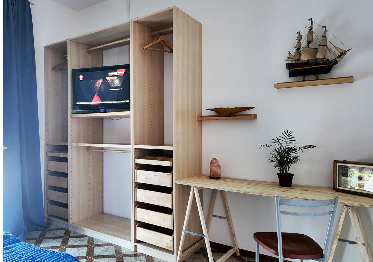 3 sovrum, skrivbord, strykjärn/strykbräda och resesäng