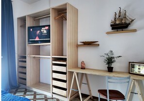 3 slaapkamers, een bureau, een strijkplank/strijkijzer, reisbedje