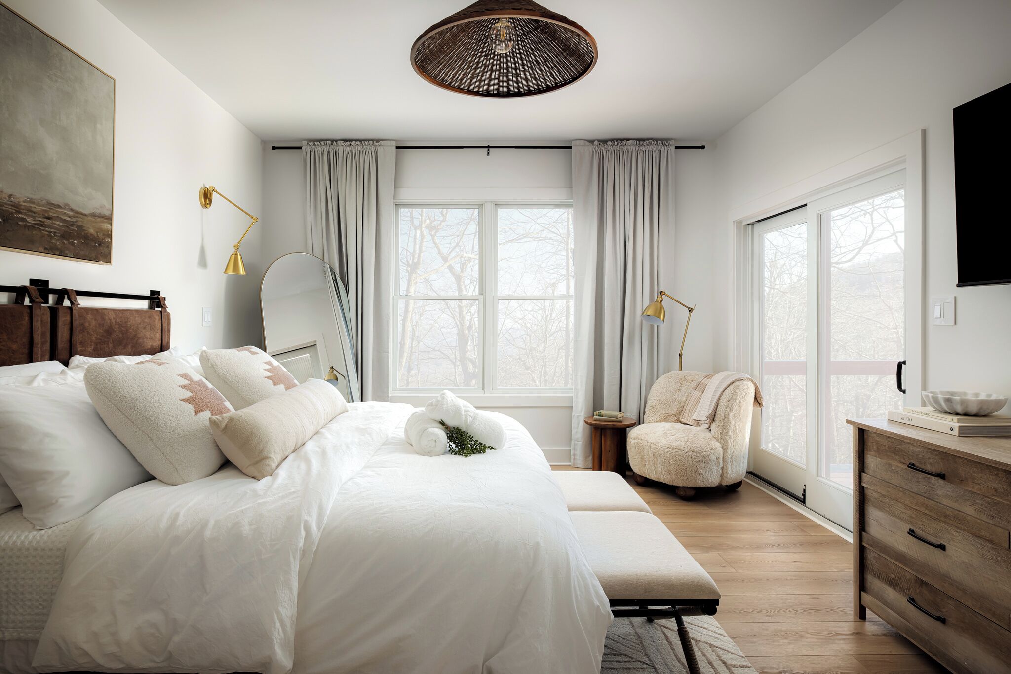 4 habitaciones, tabla de planchar con plancha y cuna de viaje 