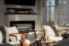 Smart TV, fireplace