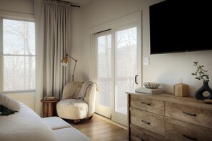 4 chambres, fer et planche à repasser, lit de bébé portatif