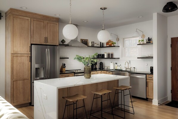 Réfrigérateur, four à micro-ondes, un four, surface de cuisson