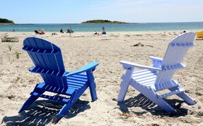 Playa en los alrededores, camastros y toallas de playa 