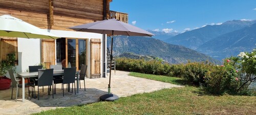 Charming south-facing chalet 15 minutes from the ski slopes! Spectacular view of the Alps