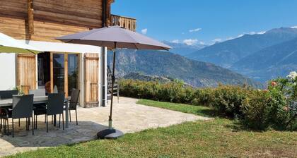 Charming south-facing chalet 15 minutes from the ski slopes! Spectacular view of the Alps