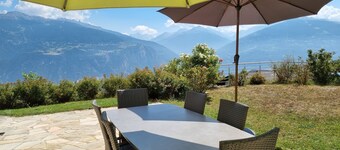 Charming south-facing chalet 15 minutes from the ski slopes! Spectacular view of the Alps