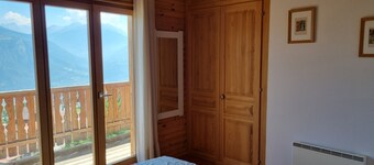 Charming south-facing chalet 15 minutes from the ski slopes! Spectacular view of the Alps