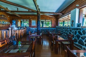Deluxe-mökki, merinäköala | Yksityinen keittiö | Mikroaaltouuni, uuni, kahvin-/teenkeitin