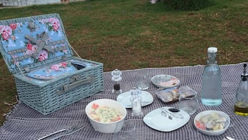 På stranden, hvidt sand