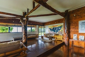 Deluxe-Ferienhütte, Meerblick | Wohnbereich | Kinderspielzeug
