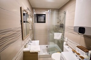 Shower, hair dryer, towels, soap - Family-friendly 3-bedroom house with pool and spa in Novo Zvečevo (Novo Zvečevo)