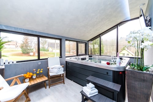 Family-friendly 3-bedroom house with pool and spa in Novo Zvečevo