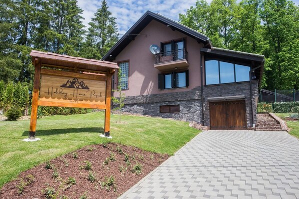 Exterior - Family-friendly 3-bedroom house with pool and spa in Novo Zvečevo (Novo Zvečevo)