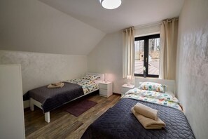3 bedrooms, desk, iron/ironing board, free WiFi