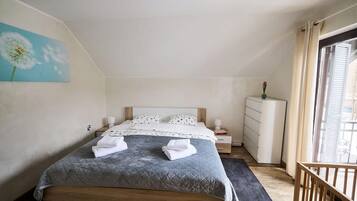3 habitaciones, escritorio, tabla de planchar con plancha y wifi gratis