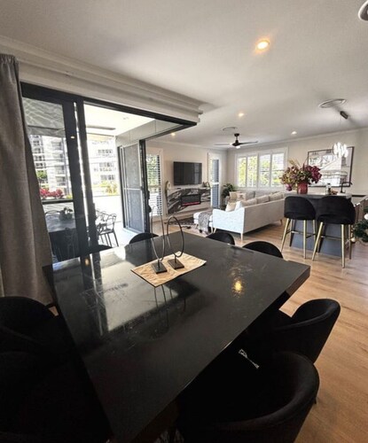 Class and Sophistication in surfers. Walk to beach, Cavil Ave, and the tram!