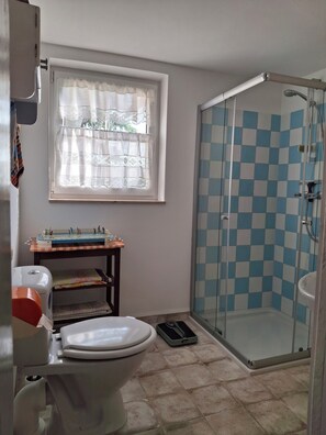 Douche, sèche-cheveux, serviettes fournies, papier toilette