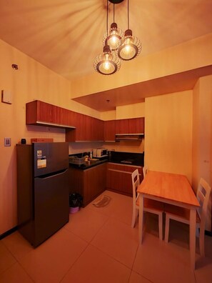 Fridge, microwave, cookware/dishes/utensils, spices - Levi & Moon's Chill with beautiful view (Pasay City)