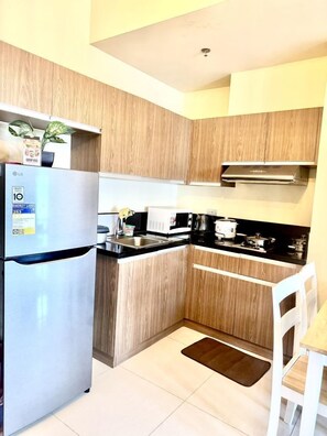 Refrigerador, microondas, utensilios de cocina, especias