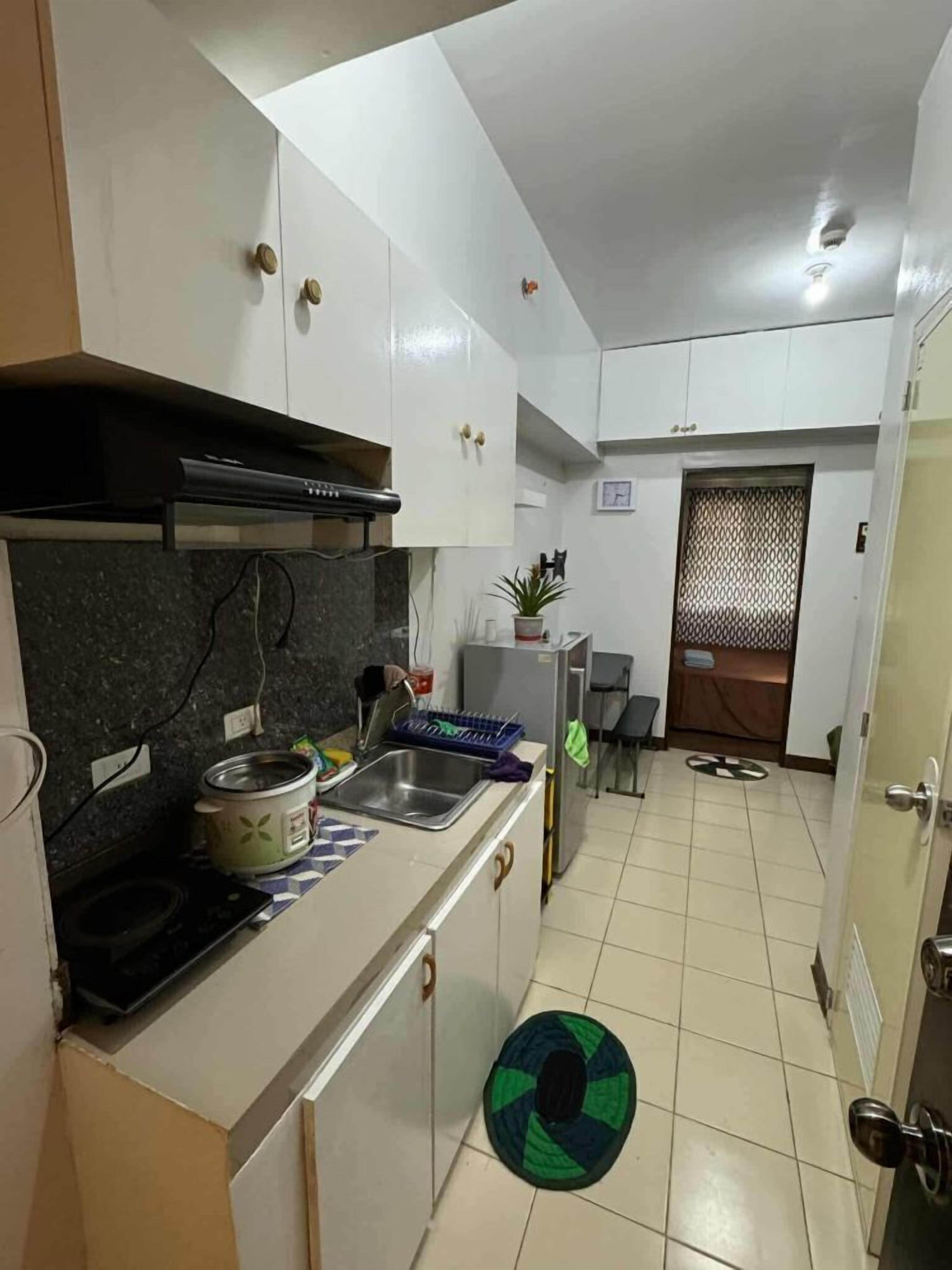 Een kookplaat, kookgerei, borden en bestek