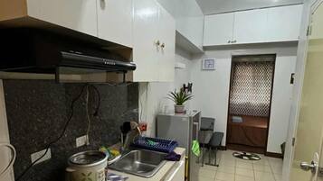 Een kookplaat, kookgerei, borden en bestek