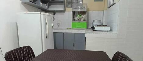 Stovetop, cookware/dishes/utensils