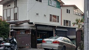 Ein zweistöckiges Wohngebäude mit Garage.