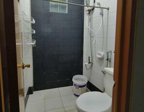 Shower, free toiletries, towels - Budget Accommodation near Town (Campo Sioco Baguio City)