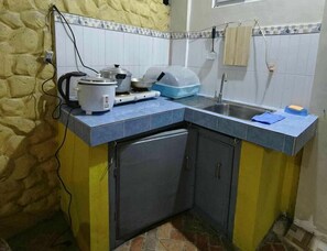 Plaque de cuisson, batterie de cuisine, vaisselle et ustensiles