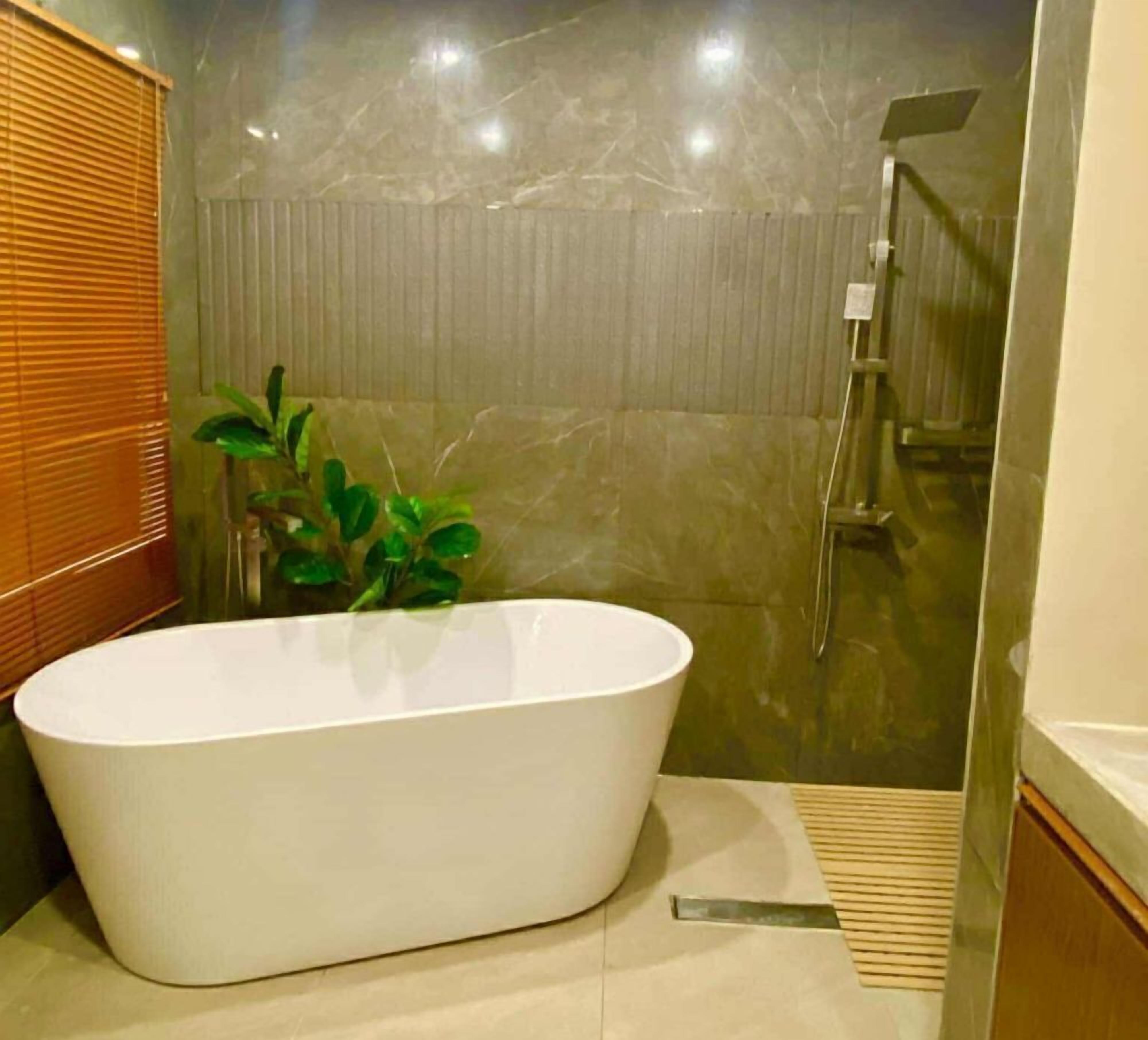 Chuveiro, bidê, toalhas de banho 