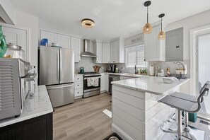 Microwave, oven, stovetop, dishwasher - Charming 2-bedroom house in lovely Ventnor Heights-Near the beach and AC! (Ventnor City)