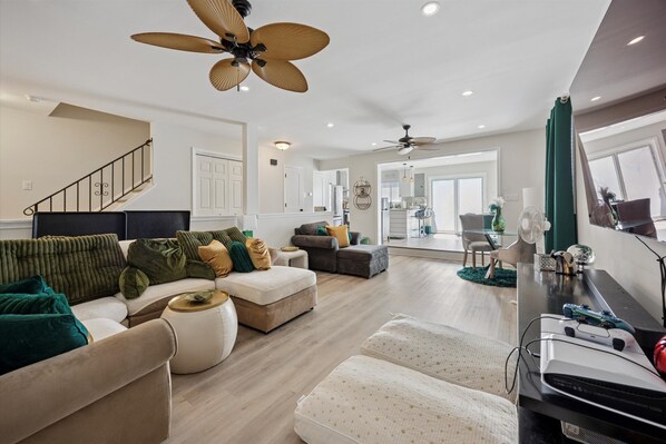 TV, fireplace - Charming 2-bedroom house in lovely Ventnor Heights-Near the beach and AC! (Ventnor City)