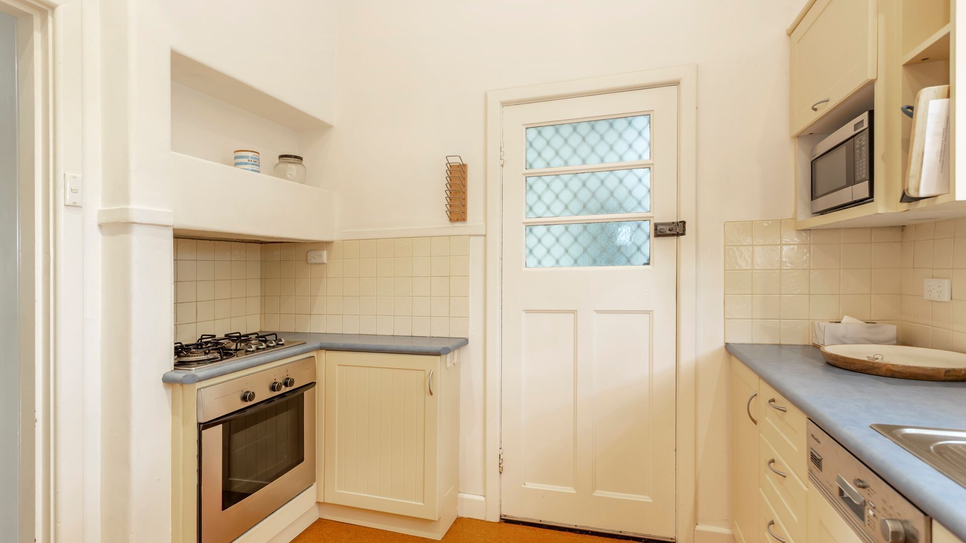 Microwave, oven, dishwasher, coffee/tea maker