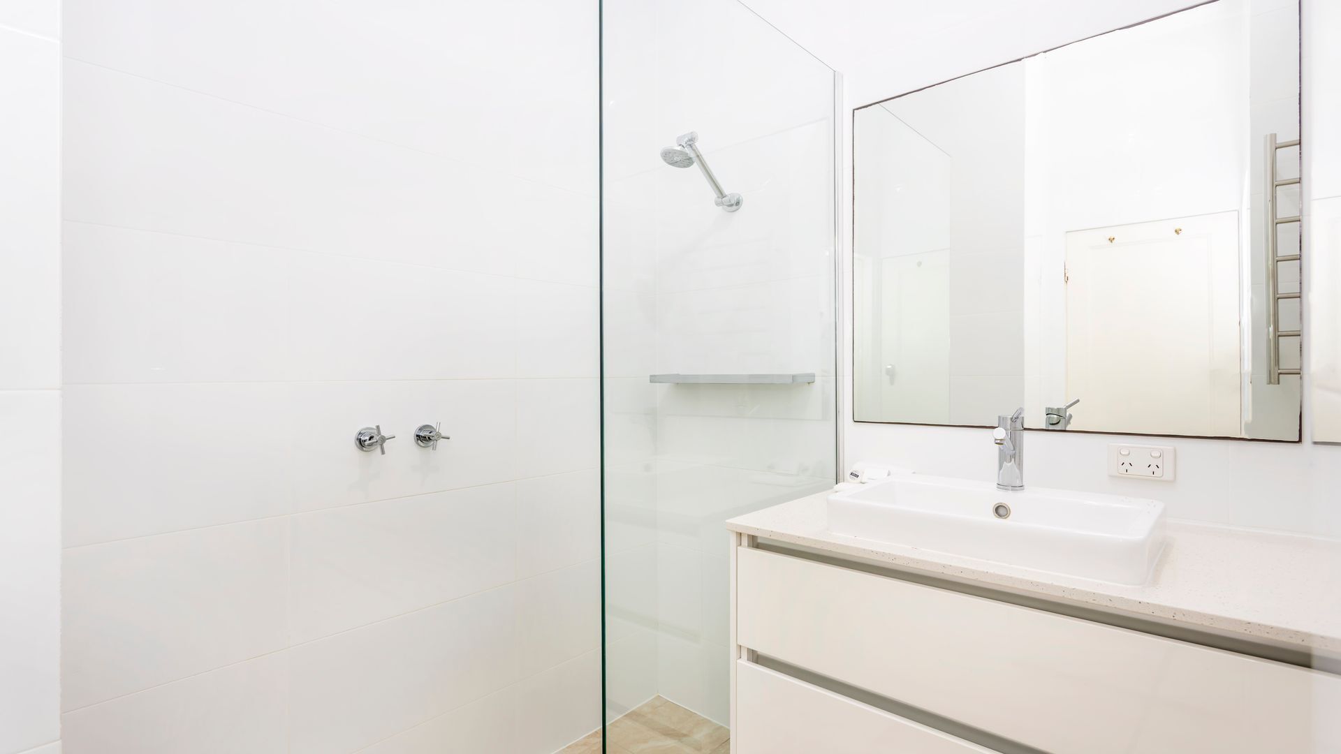 Douche, sèche-cheveux, serviettes fournies